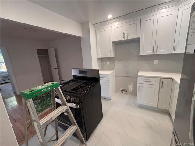  3 BR,  2.00 BTH &nbsp;Contemporary style home in Flushing