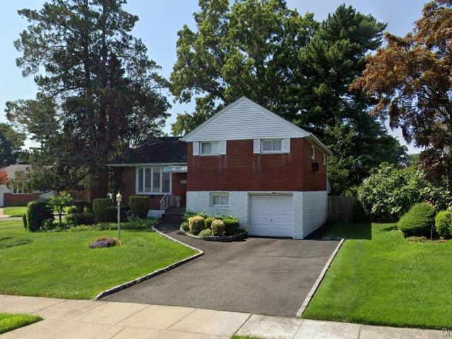  3 BR,  2.00 BTH &nbsp;Split level style home in Hicksville