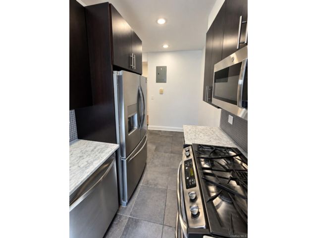  3 BR,  2.00 BTH &nbsp;Mid rise style home in Kew Gardens