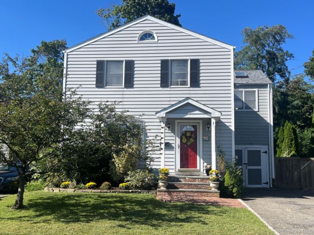  4 BR,  2.00 BTH &nbsp;Colonial style home in Islip