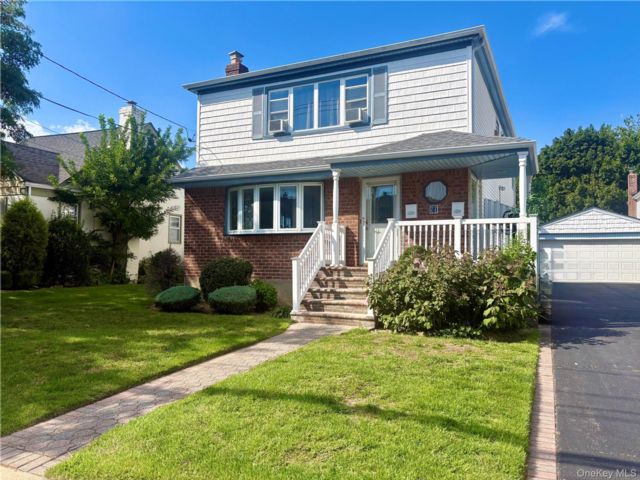  3 BR,  3.00 BTH &nbsp;Colonial style home in Lynbrook