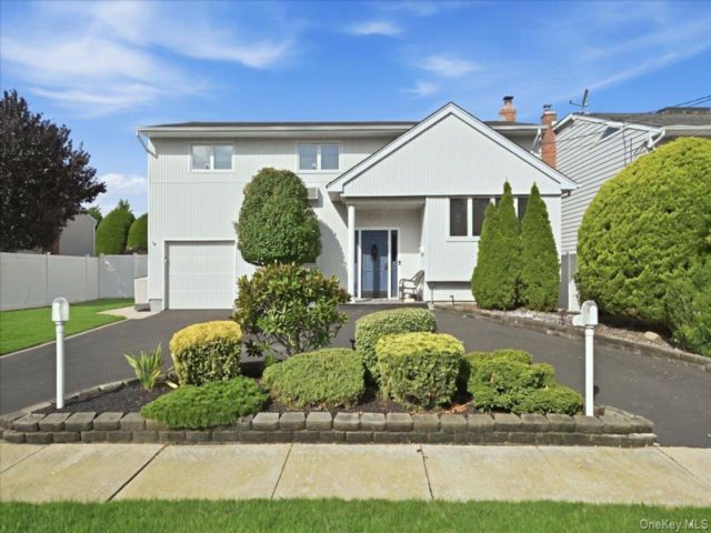  4 BR,  3.00 BTH &nbsp;Splanch style home in Wantagh