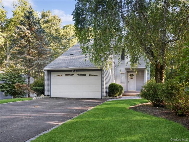  3 BR,  3.00 BTH &nbsp;Colonial style home in Calverton