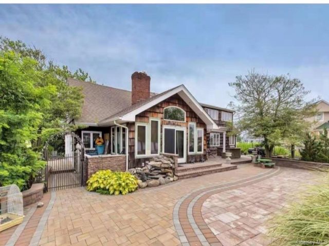  5 BR,  4.00 BTH &nbsp;Ranch style home in Amityville