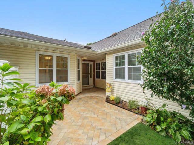  2 BR,  2.00 BTH &nbsp;Ranch style home in Sayville