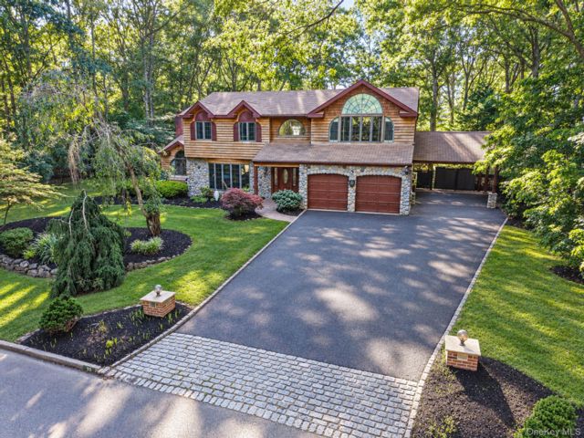  4 BR,  5.00 BTH &nbsp;Colonial style home in Ridge
