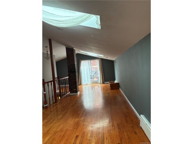  2 BR,  2.00 BTH &nbsp;Bungalow style home in Flushing