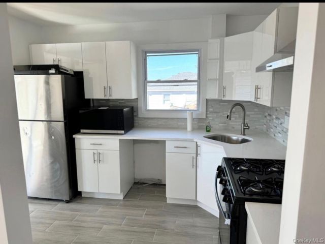  3 BR,  2.00 BTH &nbsp;Mid rise style home in Bayside