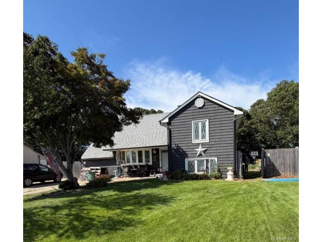  3 BR,  2.00 BTH &nbsp;Split level style home in Centereach