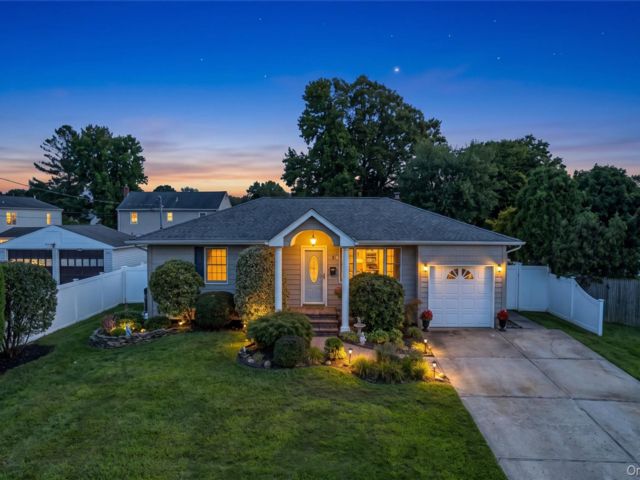  3 BR,  2.00 BTH &nbsp;Ranch style home in West Sayville