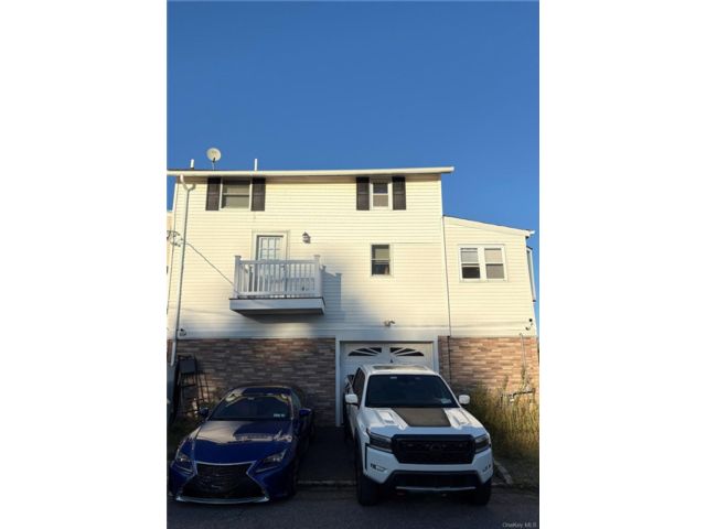  2 BR,  2.00 BTH &nbsp;Colonial style home in Lindenhurst