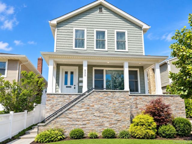  3 BR,  2.00 BTH &nbsp;Contemporary style home in Long Beach