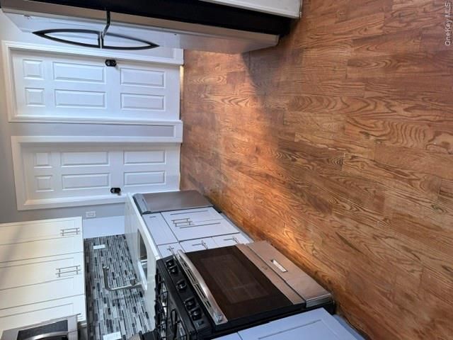  4 BR,  2.00 BTH &nbsp;House style home in Wakefield