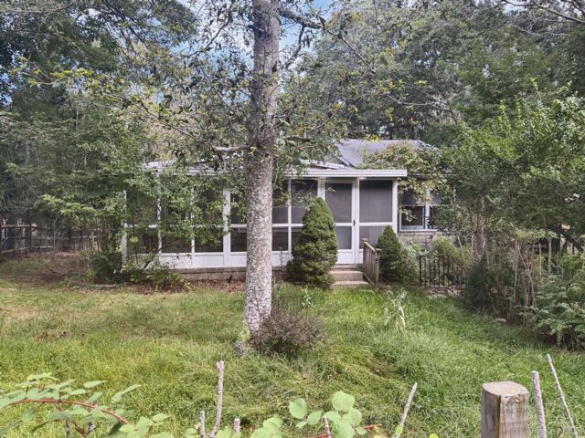  3 BR,  2.00 BTH &nbsp;Bungalow style home in Southampton