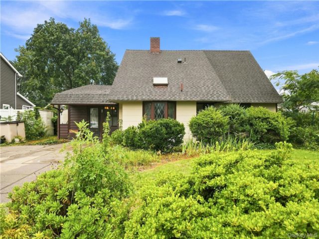  4 BR,  2.00 BTH &nbsp;Exp ranch style home in Wantagh