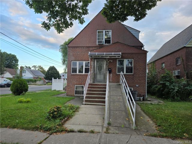  2 BR,  6.00 BTH &nbsp;Cape cod style home in Bellerose