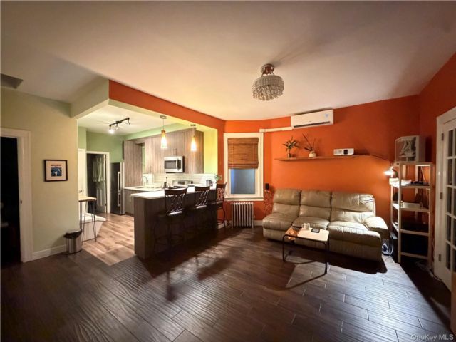  3 BR,  1.00 BTH &nbsp;House style home in Woodside