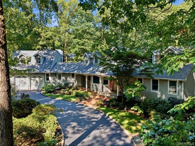  5 BR,  5.00 BTH &nbsp;Farmhouse style home in Cold Spring Harbor