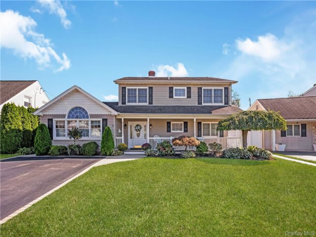  5 BR,  3.00 BTH &nbsp;Colonial style home in Levittown