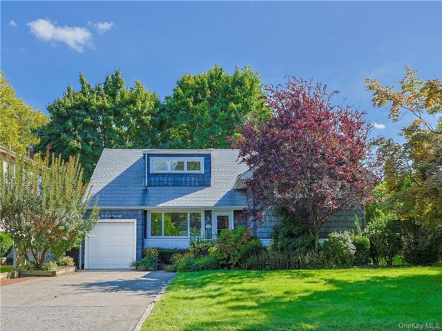 5 BR,  2.00 BTH &nbsp;Split level style home in Williston Park