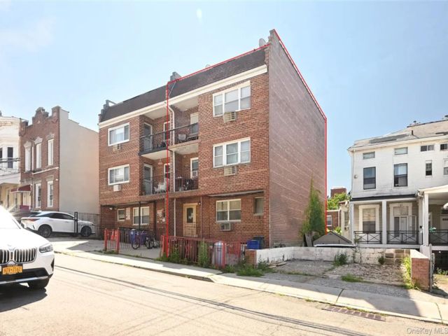  7 BR,  6.00 BTH &nbsp;House style home in Astoria
