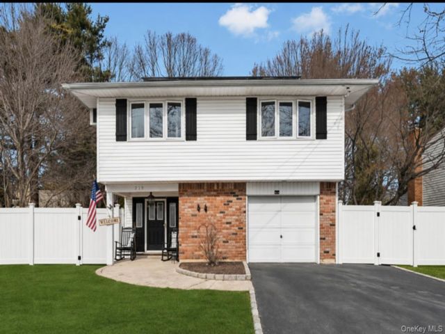  5 BR,  3.00 BTH &nbsp;Hi ranch style home in East Northport