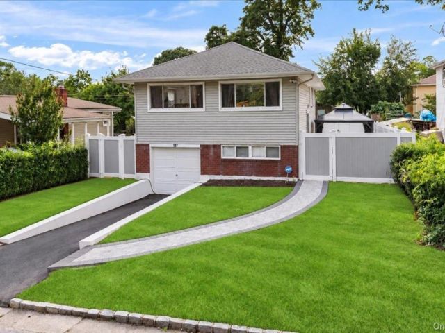  4 BR,  2.00 BTH &nbsp;Hi ranch style home in Westbury