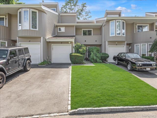  2 BR,  3.00 BTH &nbsp;Condo style home in Hauppauge