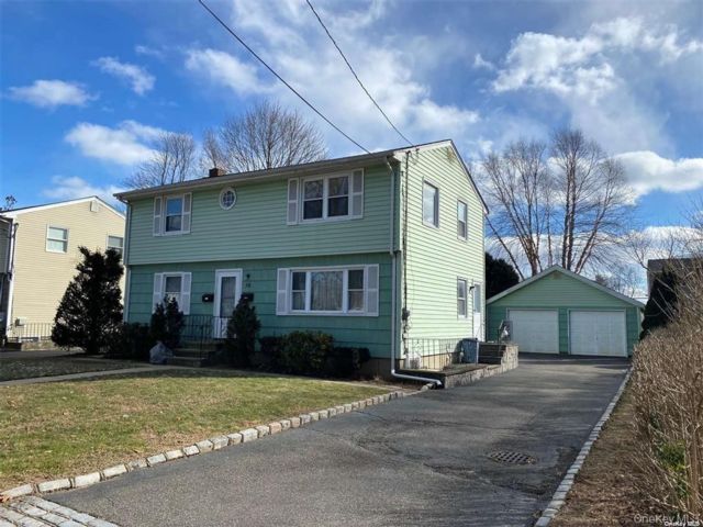  2 BR,  1.00 BTH &nbsp;Colonial style home in East Northport