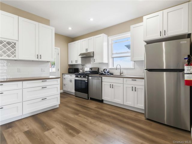  3 BR,  2.00 BTH &nbsp;Ranch style home in Middle Village