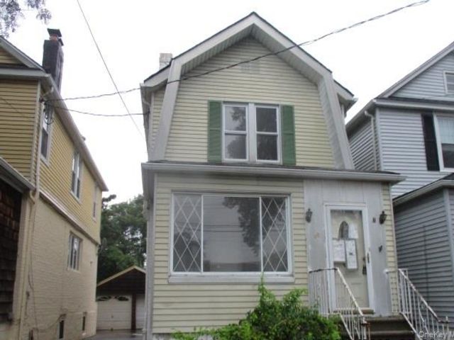  3 BR,  1.00 BTH &nbsp;Colonial style home in City Island