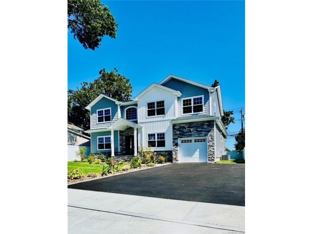  5 BR,  3.00 BTH &nbsp;Post modern style home in Levittown