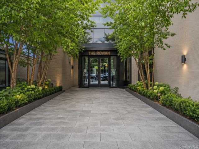  3 BR,  2.00 BTH &nbsp;High rise style home in Astoria