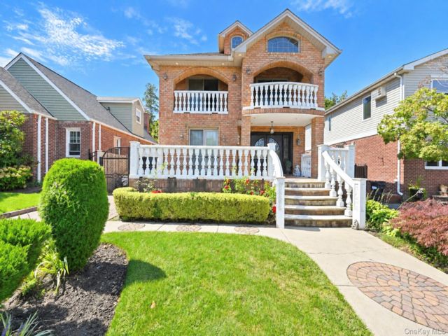  3 BR,  4.00 BTH &nbsp;Colonial style home in Bayside