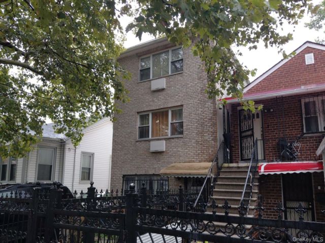  6 BR,  2.00 BTH &nbsp;House style home in Wakefield