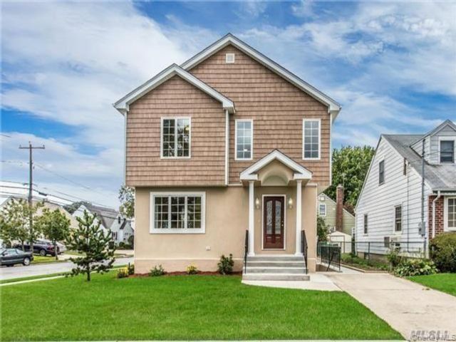  4 BR,  4.00 BTH &nbsp;Colonial style home in Mineola