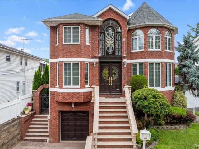  3 BR,  3.00 BTH &nbsp;House style home in Eltingville