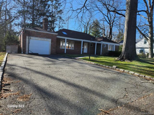  3 BR,  2.00 BTH &nbsp;Ranch style home in Great Neck