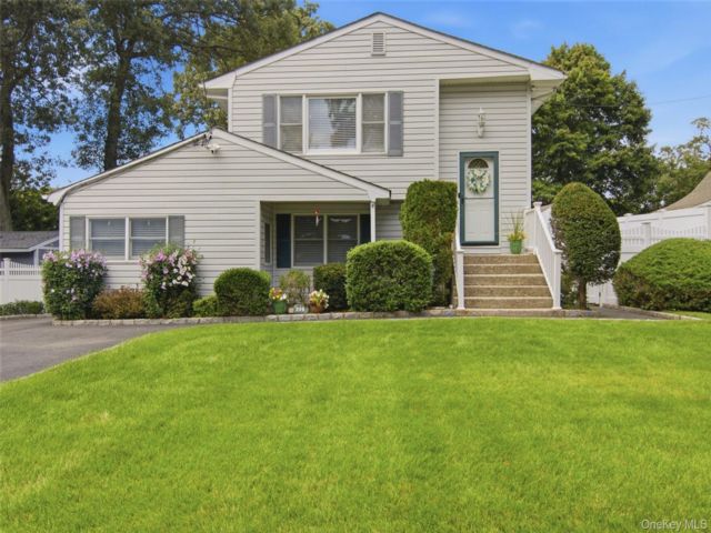 6 BR,  3.00 BTH &nbsp;Includes legal  style home in Ronkonkoma