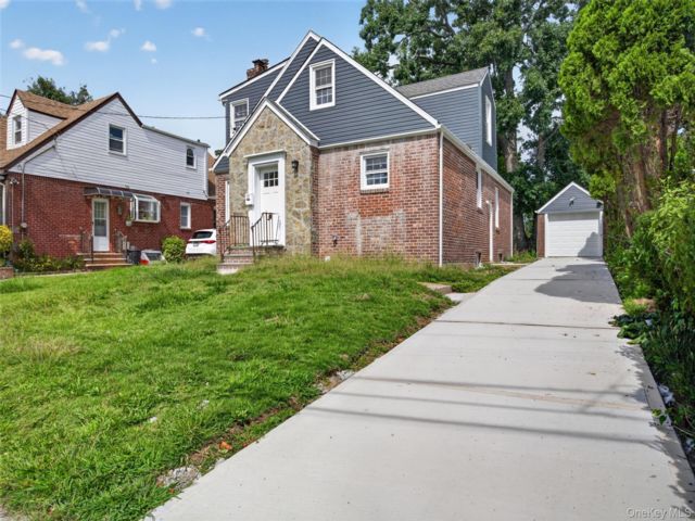  5 BR,  3.00 BTH &nbsp;Traditional style home in West Hempstead