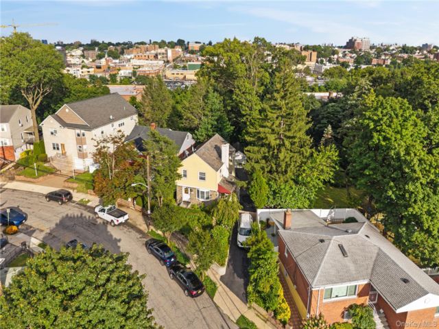  2 BR,  4.00 BTH &nbsp;Cape cod style home in Yonkers