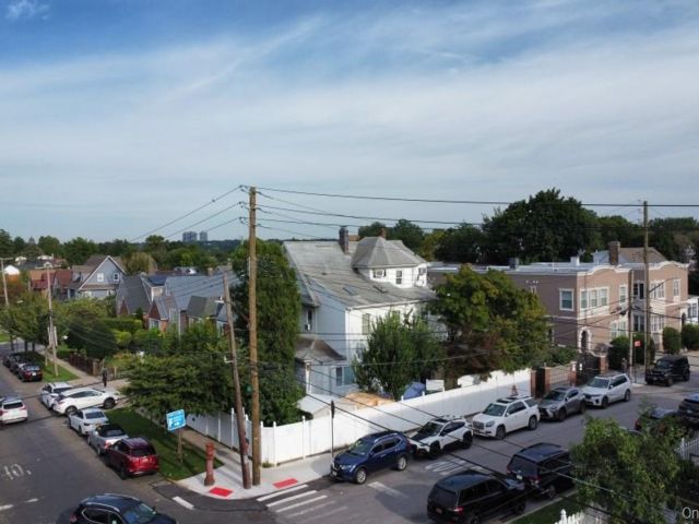  6 BR,  4.00 BTH &nbsp;Colonial style home in Bayside