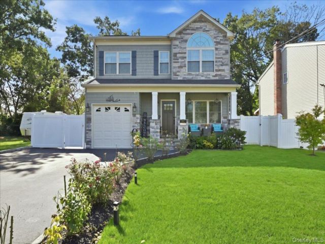  4 BR,  3.00 BTH &nbsp;Colonial style home in Deer Park