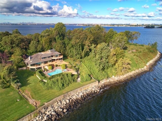  5 BR,  7.00 BTH &nbsp;Contemporary style home in Great Neck