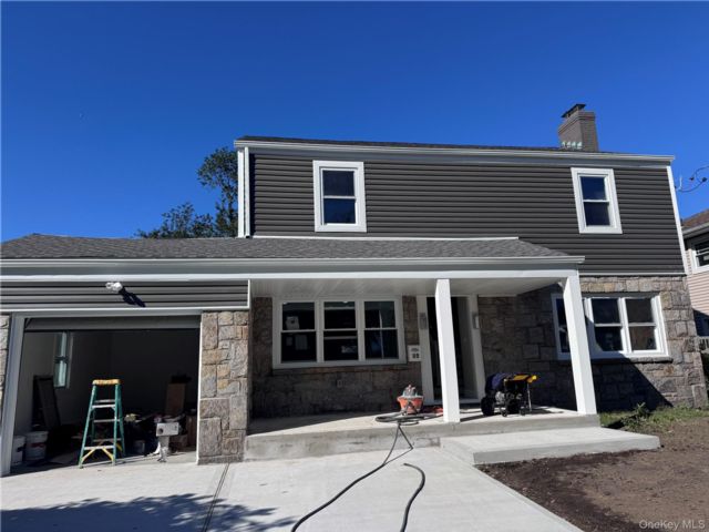 4 BR,  3.00 BTH &nbsp;Colonial style home in Malverne