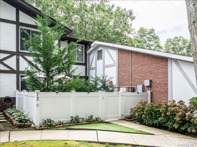  2 BR,  2.00 BTH &nbsp;Condo style home in Medford