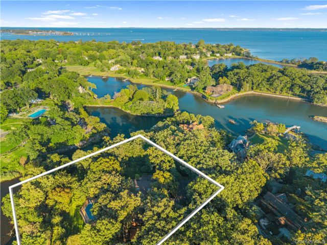  6 BR,  7.00 BTH &nbsp;Mid-century mod style home in Larchmont