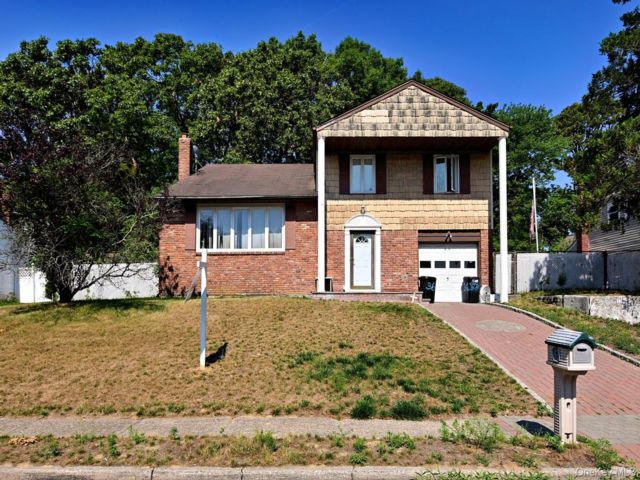  5 BR,  3.00 BTH &nbsp;Colonial style home in Selden