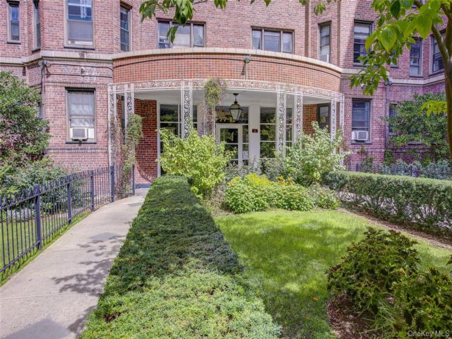  2 BR,  1.00 BTH &nbsp;Mid rise style home in Jackson Heights