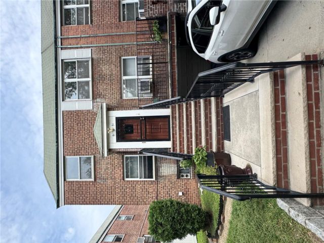  3 BR,  2.00 BTH &nbsp;Colonial style home in Fresh Meadows